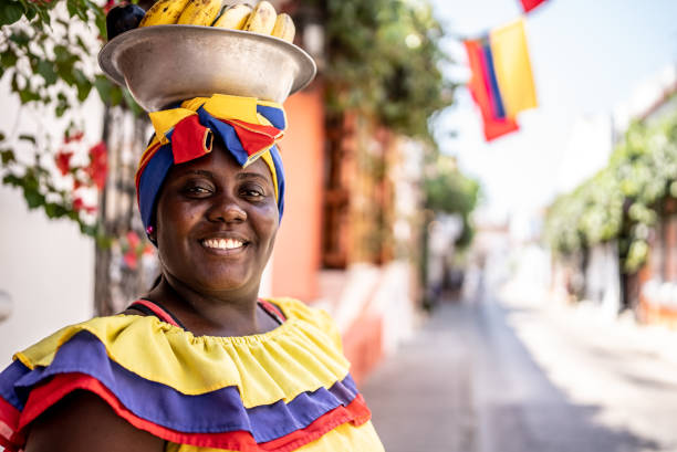 portrait d’une palenquera mid adult dans la rue à carthagène, colombie - food caribbean street cartagena photos et images de collection