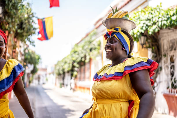 카르타헤나의 거리에서 이야기하는 중년 팔렌케라 - food caribbean street cartagena 뉴스 사진 이미지