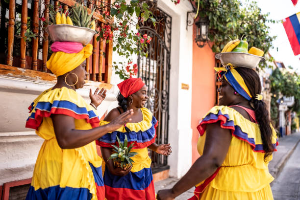 palenqueras s’amuse en parlant dans la rue à carthagène, colombie - food caribbean street cartagena photos et images de collection