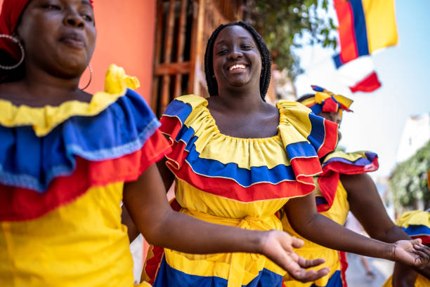 palenqueras divirtiéndose bailando en la calle en cartagena, colombia - trajes tipicos colombianos fotografías e imágenes de stock