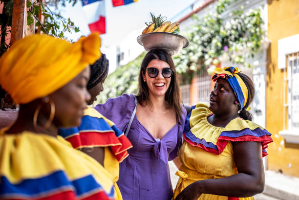 콜롬비아 카르타헤나의 거리에서 팔렌케라와 함께 과일 그릇을 머리에 얹은 관광객 여자 - food caribbean street cartagena 뉴스 사진 이미지