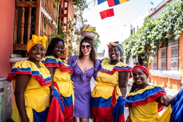 portrait d’une femme du tourisme adulte avec des palenqueras dans la rue à carthagène, colombie - food caribbean street cartagena photos et images de collection