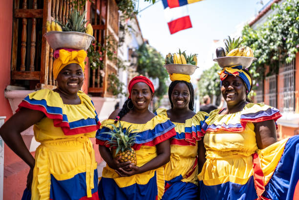 portrait de palenqueras vendant des fruits dans la rue à carthagène, colombie - food caribbean street cartagena photos et images de collection