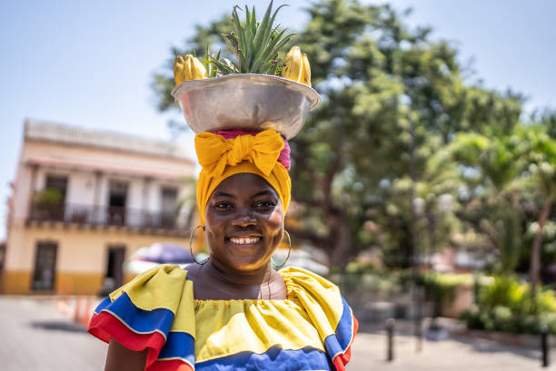 portrait d’une palenquera adulte vendant des fruits à carthagène, colombie - food caribbean street cartagena photos et images de collection