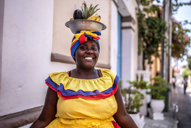 portrait d’une palenquera adulte vendant des fruits à carthagène, colombi - food caribbean street cartagena photos et images de collection