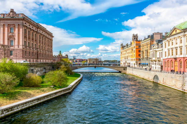 canale di stoccolma vicino al parlamento (riksdag), svezia - norrbro foto e immagini stock