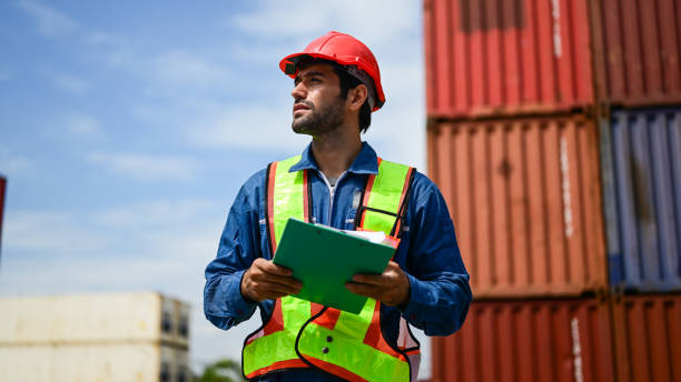 trabajador ingeniero de almacén que trabaja en un patio de contenedores industriales - industrial ship dock worker engineer harbor fotografías e imágenes de stock