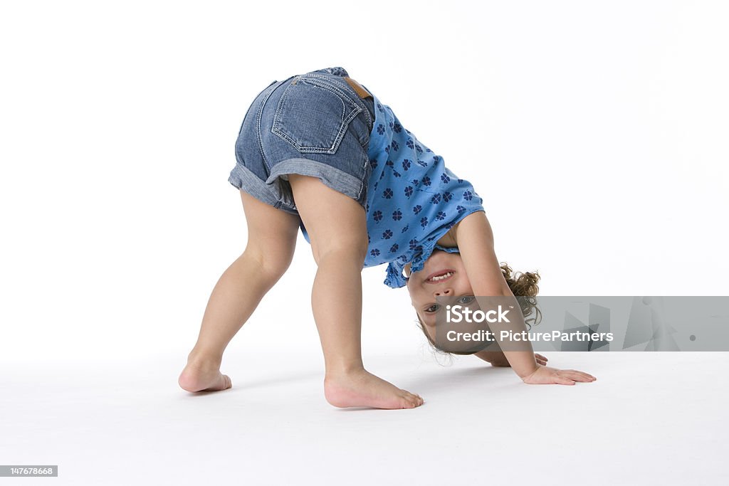 Bambina sulle mani e piedi - Foto stock royalty-free di 2-3 anni