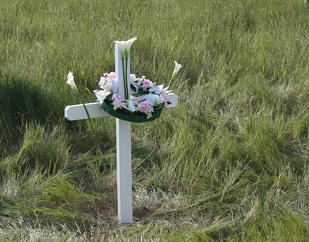de carretera memorial - memorial roadside cross cross shape fotografías e imágenes de stock