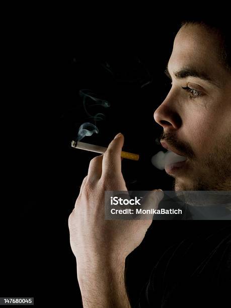 Страстный Курильщик — стоковые фотографии и другие картинки Борода - Борода, Вертикальный, Взрослый