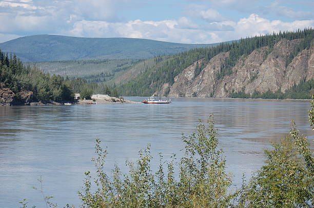 Balsas que atravessam o Rio Yukon - foto de acervo
