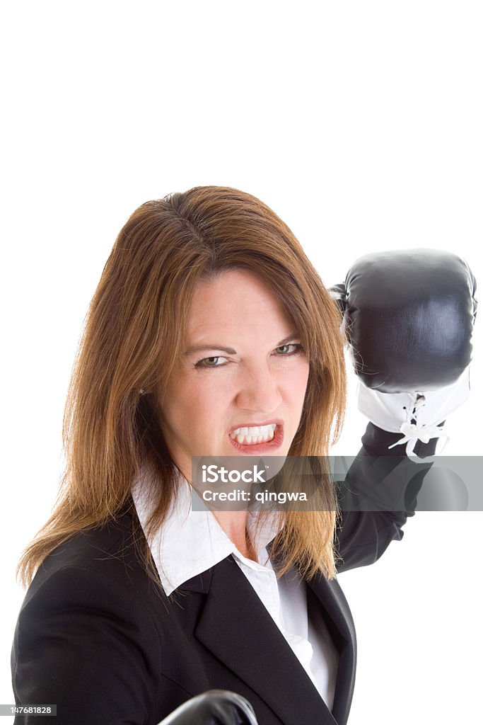 Kobieta z białe zęby dotycząca piaskowania rękawice bokserskie przebijania kamery - Zbiór zdjęć royalty-free (30-34 lata)