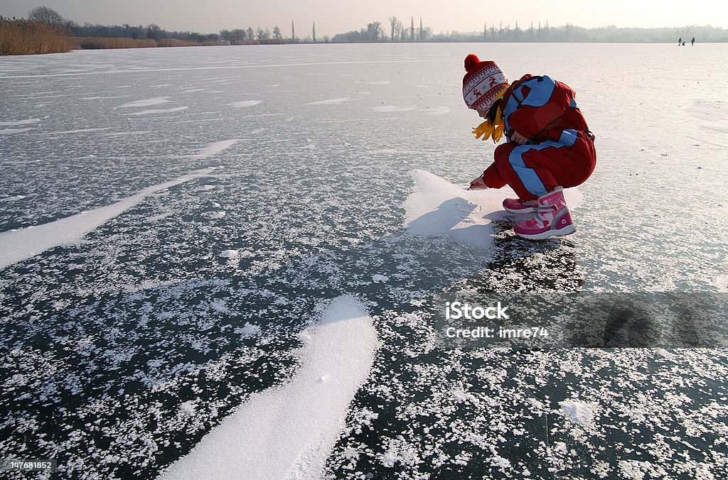 Garota brinca no gelo do Lago. - Foto de stock de Bota de Neve - Bota royalty-free