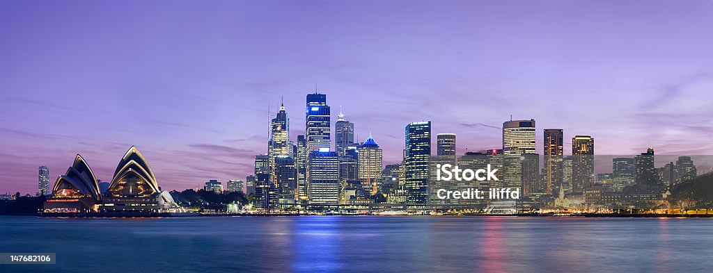 Vista de los edificios de la ciudad de Sydney al atardecer con una rosa sky - Foto de stock de Actividades bancarias libre de derechos