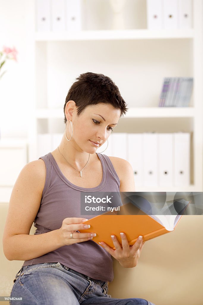 Mujer joven libro de lectura - Foto de stock de 20-24 años libre de derechos