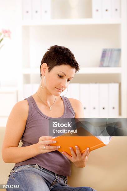 Mujer Joven Libro De Lectura Foto de stock y más banco de imágenes de 20-24 años - 20-24 años, 25-29 años, 30-39 años