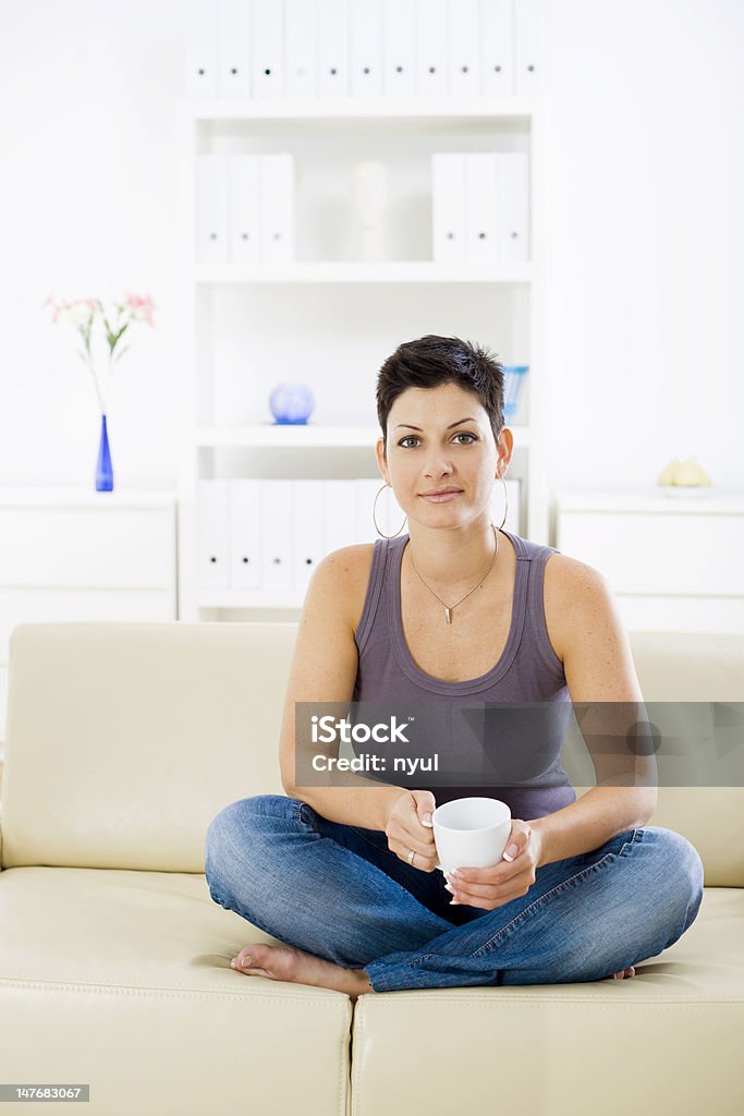 Feliz mulher relaxando em casa - Foto de stock de 20 Anos royalty-free