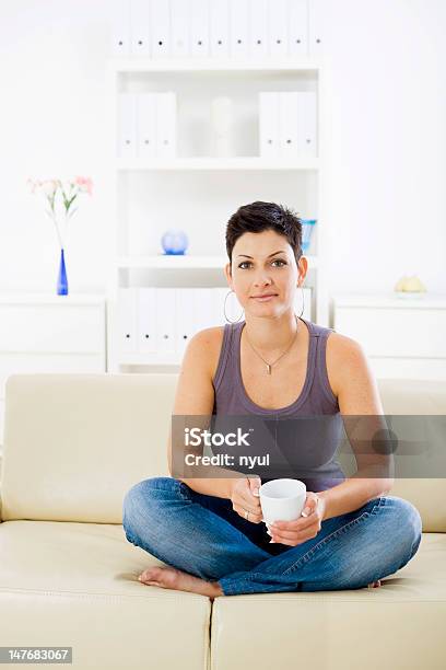 Foto de Feliz Mulher Relaxando Em Casa e mais fotos de stock de 20 Anos - 20 Anos, 20-24 Anos, 30 Anos