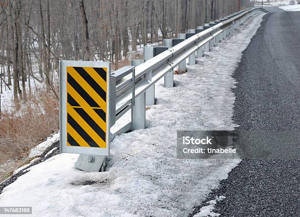 Carril De Seguridad Con Señal De Advertencia Foto de stock y más banco de imágenes de Aire libre - Aire libre, Asfalto, Baranda