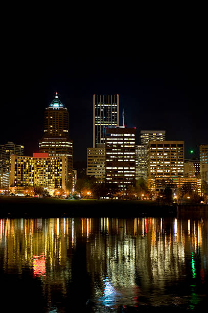 istock Portland Oregon Night 147683309
