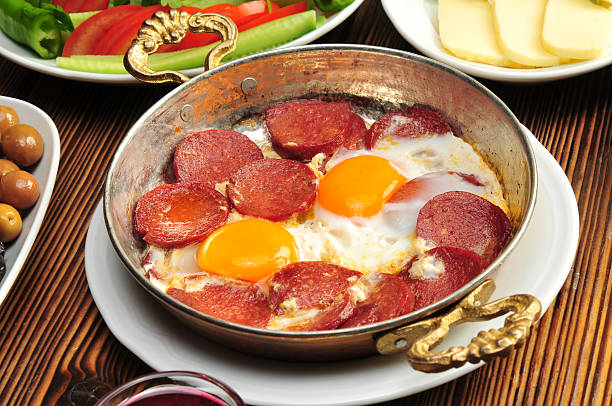 con uovo sucuk - breakfast eggs fried egg sausage foto e immagini stock