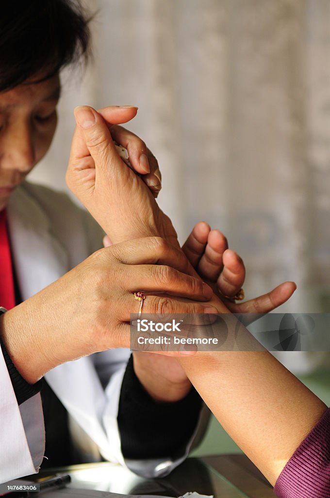 Medicina orientale medico prendendo il battito - Foto stock royalty-free di Arto - Parte del corpo