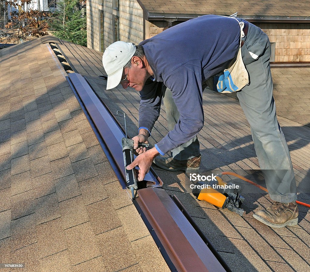 Il materiale sigillante ridge vent da uomo - Foto stock royalty-free di Dorsale