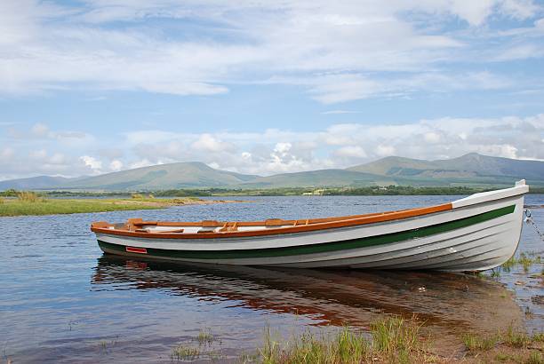 bateau amarré sur lough communicante - county mayo ireland photos et images de collection