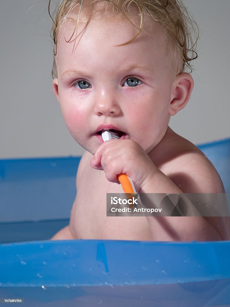 Criança limpa teeths - Foto de stock de Azul royalty-free