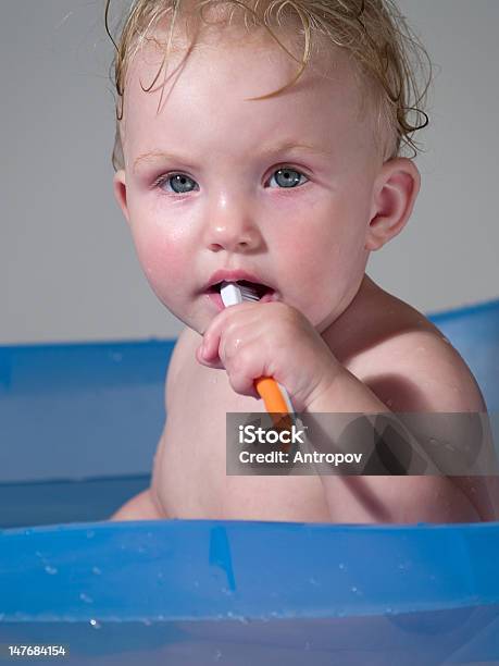 Foto de Criança Limpa Teeths e mais fotos de stock de Azul - Azul, Banheira, Bebê