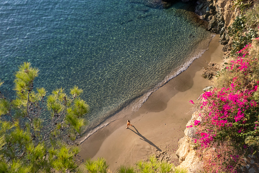 Mujer en una impresionante playa en Agia Pelagia, Creta photo