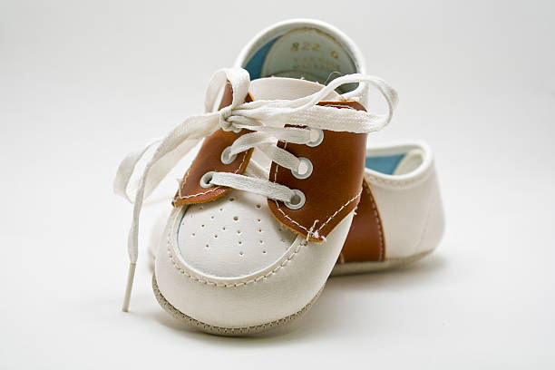 baby sattel schuhe - saddle shoes stock-fotos und bilder