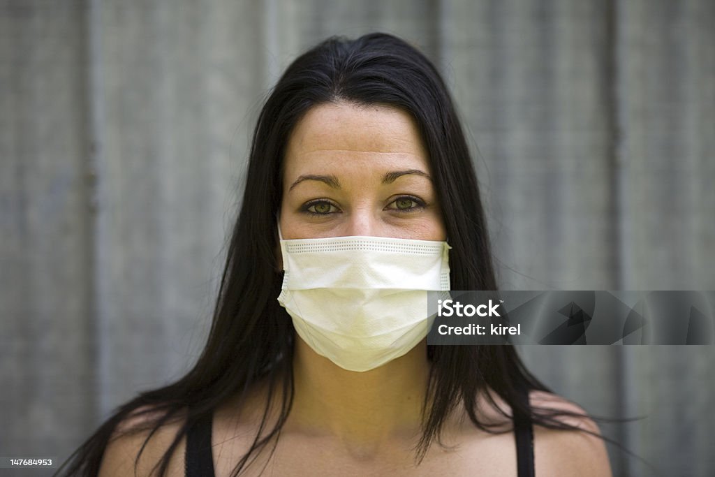 Mujer con máscara para la gripe porcina - Foto de stock de Actitud libre de derechos