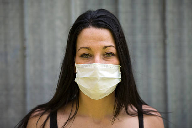 Mulher com Máscara de Gripe suína - foto de acervo