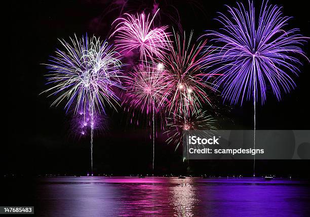湖の上に鮮やかな花火大会 - お祝いのストックフォトや画像を多数ご用意 - お祝い, カラフル, 公的祝日