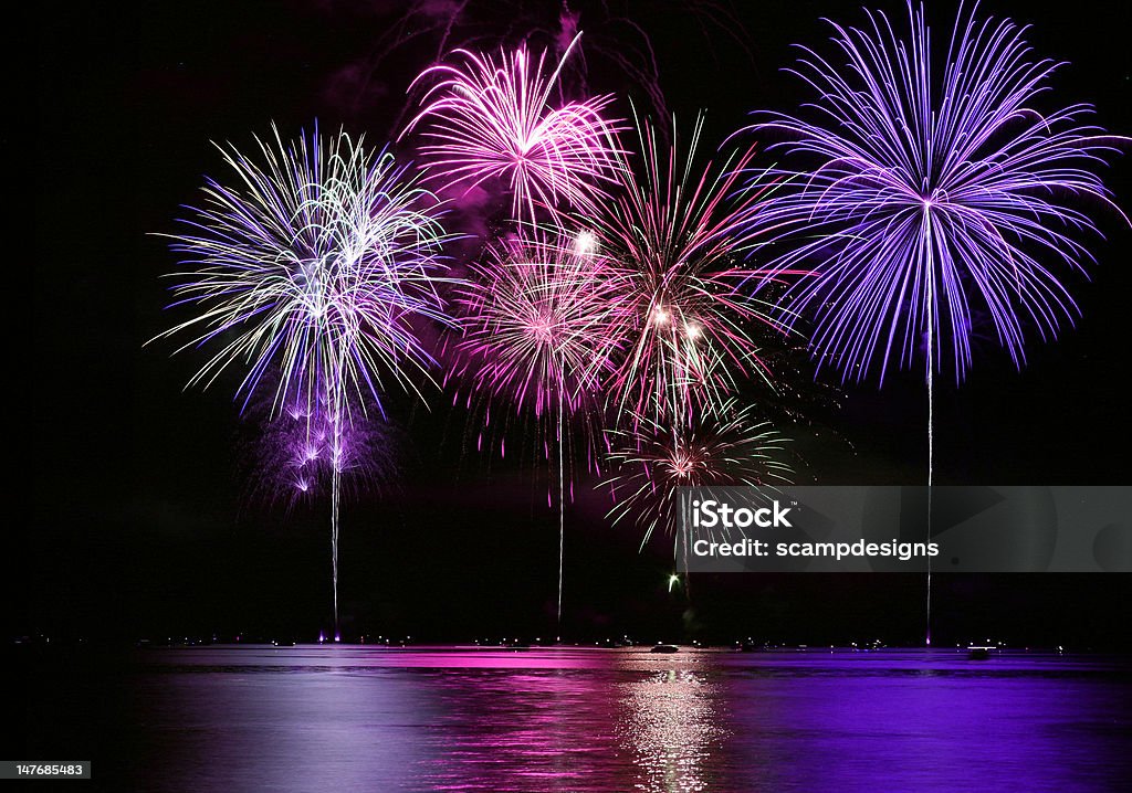 Красочные фейерверки на озеро - Стоковые фото Берег озера роялти-фри