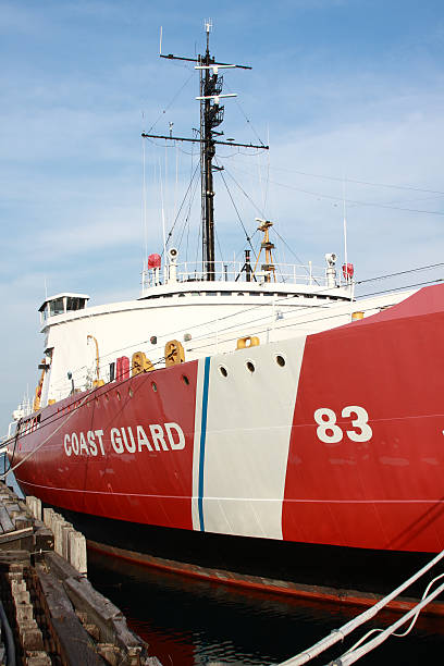 большой береговая охрана судно в порт - usa coast guard ship nautical vessel стоковые фото и изображения