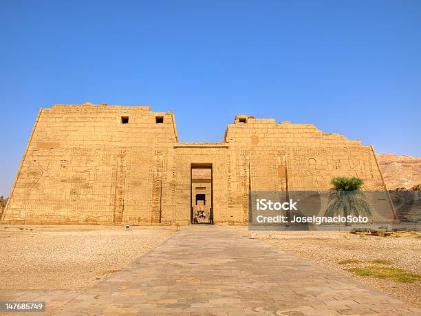 Pylon De Medinet Habu Templo Foto de stock y más banco de imágenes de Egipto - Egipto, Medinet Habu, Anticuado