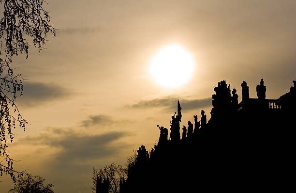 silhuetas de estátua - museum monument silhouette tree imagens e fotografias de stock