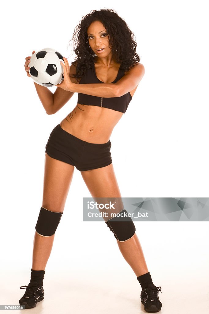 Joueur de football sportive Sexy femme ethnique avec le ballon - Photo de D'origine africaine libre de droits