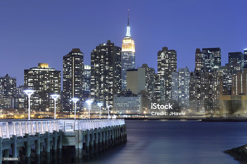 Midtown Manhattan skyline di notte - Foto stock royalty-free di Ambientazione esterna