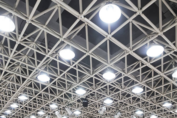O teto feixes de aço com Pingente luzes - fotografia de stock