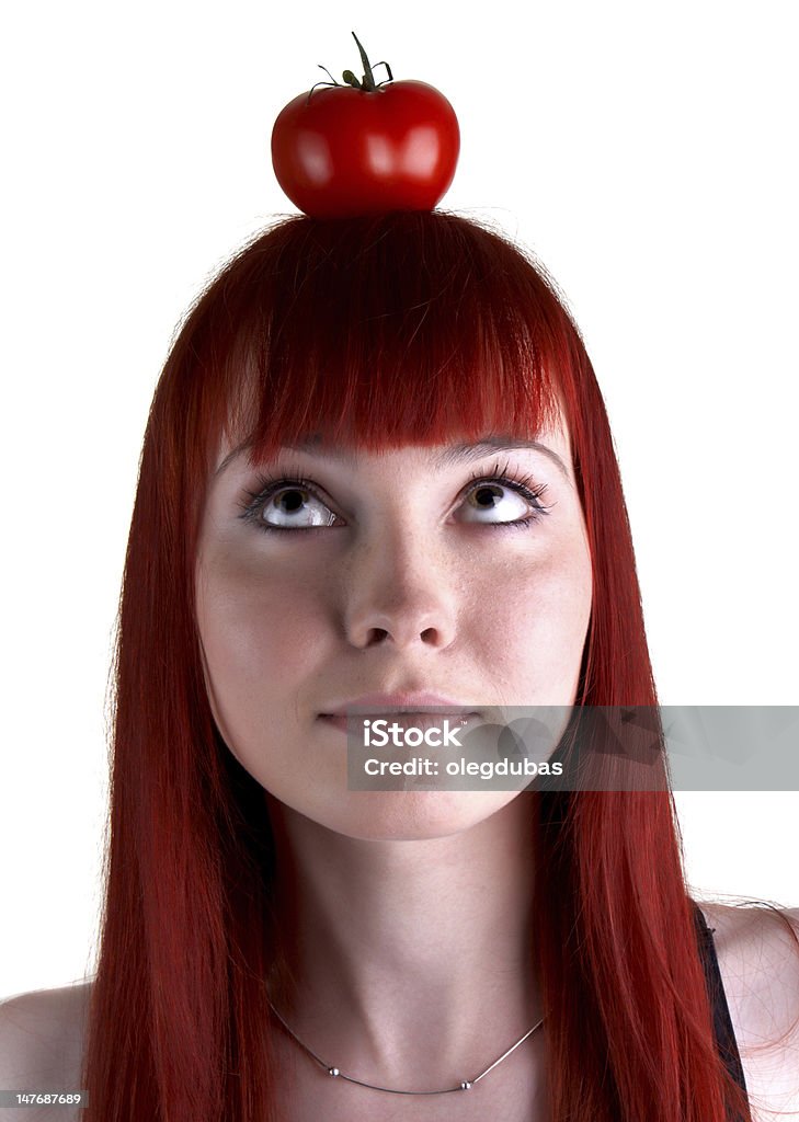 redhead fille avec des tomates sur la tête - Photo de Adulte libre de droits