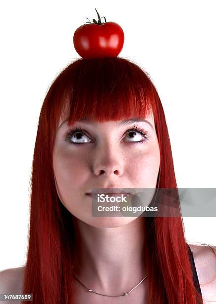 Photo libre de droit de Redhead Fille Avec Des Tomates Sur La Tête banque d'images et plus d'images libres de droit de Adulte - Adulte, Affectueux, Aliment