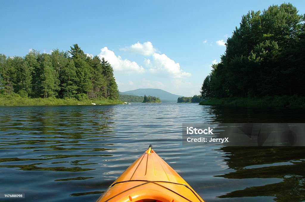 Каяк переход на водную гладь - Стоковые фото Пруд роялти-фри