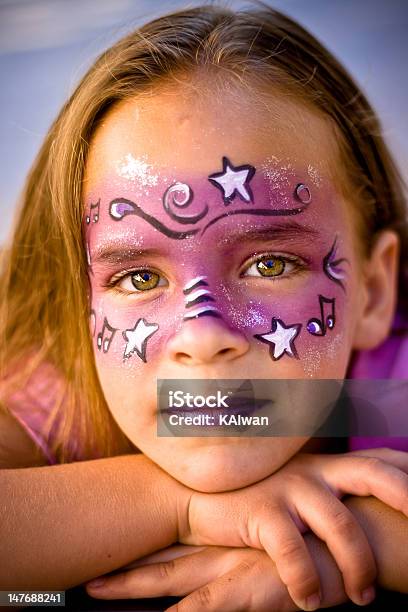 Foto de Rosto Pintado Garota e mais fotos de stock de Tinta de Rosto - Tinta de Rosto, Criança, Formato de Estrela