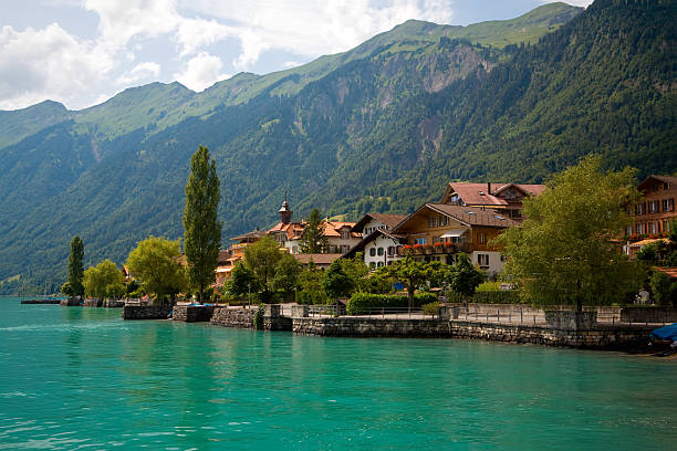 муниципалитет brienz, берн, швейцария - brienz bernese oberland village lake стоковые фото и изображения