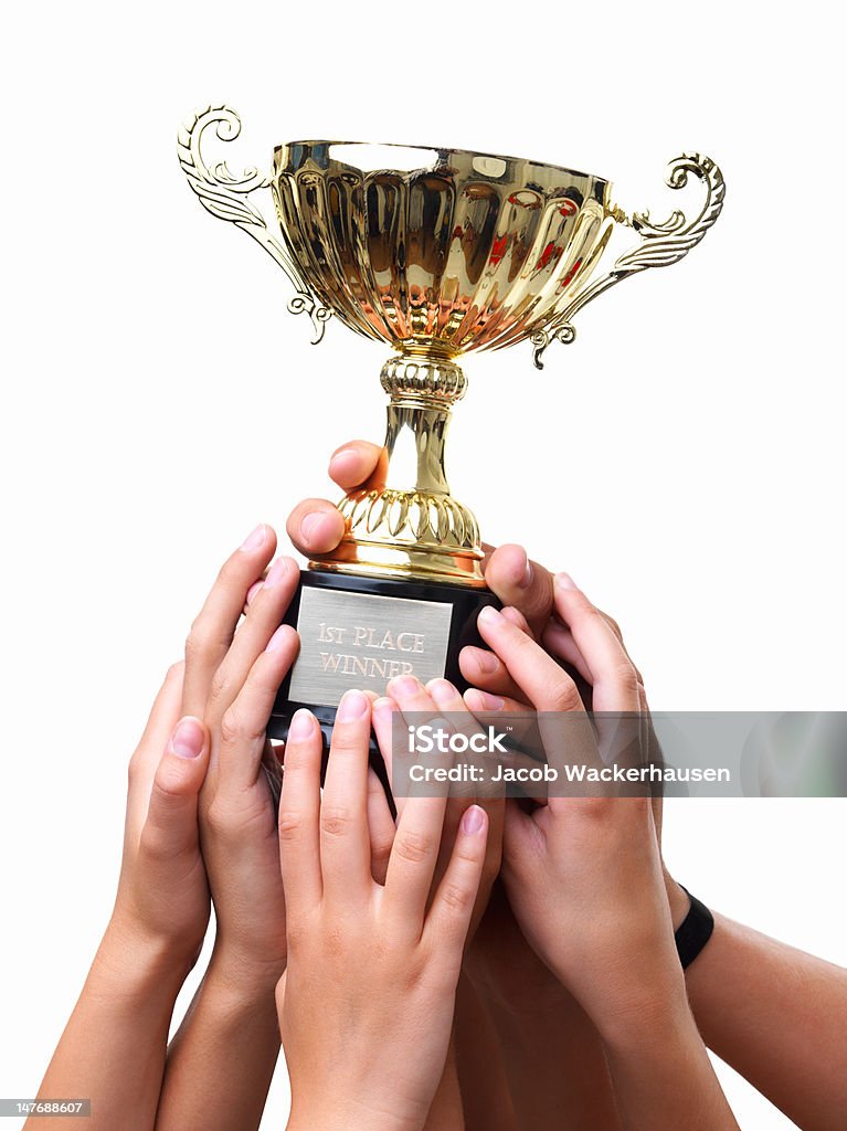 Nahaufnahme der Hände, die preisgekrönte cup gegen weiße Hintergrund - Lizenzfrei Trophäe Stock-Foto