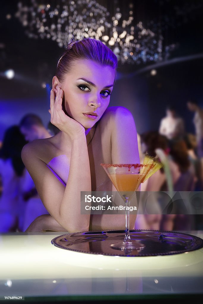 Jolie Femme buvant cocktail - Photo de Adulte libre de droits