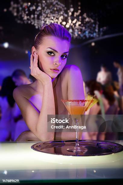 Photo libre de droit de Jolie Femme Buvant Cocktail banque d'images et plus d'images libres de droit de Adulte - Adulte, Fête, Plante sauvage